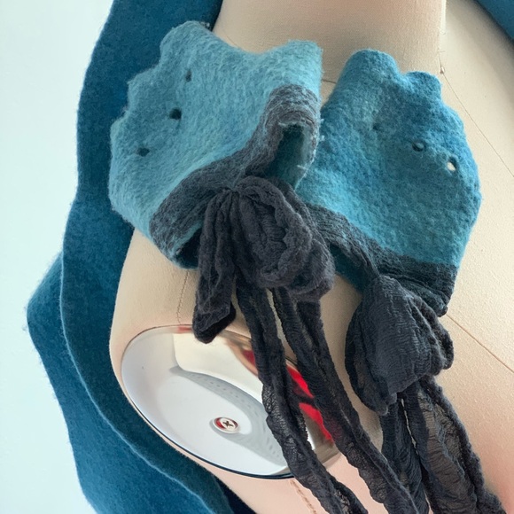 Merino wool and silk vest and gloves - Picture 10 of 11